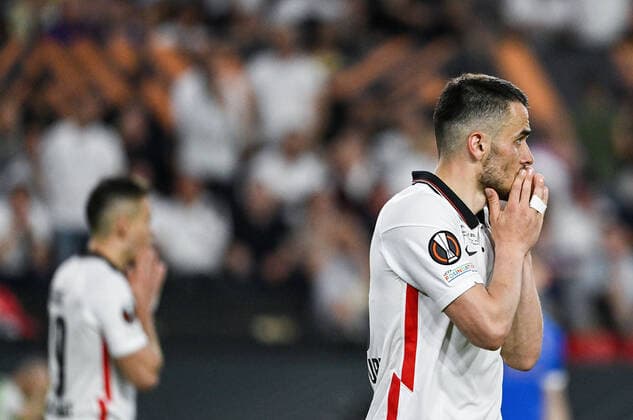 18 05 2022, xpsx, football UEFA Europa League final 2022, Eintracht Frankfurt Glasgow Rangers v l disappointment Rafael Borre Eintracht Frankfurt , Filip Kostic Eintracht Frankfurt DFL DFB REGULATIONS PROHIBIT ANY USE OF PHOTOGRAPHS as IMAGE SEQUENCES and or QUASI VIDEO emspor Sevilla