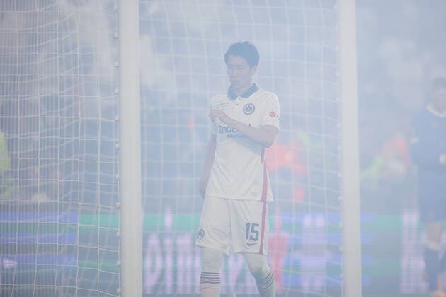 May 18, 2022, MADRID, MADRID, SPAIN: Daichi Kamada of Frankfurt under the smoke of flares during the UEFA Europa League, Final round, football match played between Eintracht Frankfurt and Rangers FC at Ramon Sanchez Pizjuan stadium on May 18, 2022, in Sevilla Spain. MADRID SPAIN - ZUMAa181 20220518_zaa_a181_087 Copyright: xJoaquinxCorcherox
