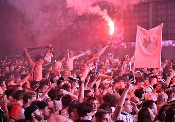 18 05 2022, xhbx, football UEFA Europa League Final 2022 public viewing, Eintracht Frankfurt Glasgow Rangers emspor, v l Eintracht Frankfurt fans cheer after the 1 1 DFL DFB REGULATIONS PROHIBIT ANY USE OF PHOTOGRAPHS as IMAGE SEQUENCES and or QUASI VIDEO Frankfurt am Main