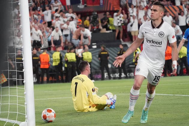 celebrate the goal, goal celebration for 1 1 Rafael Santos Borre Eintracht Frankfurt Sevilla 18 05 2022 Eintracht Frankfurt vs Glasgow Rangers, UEFA Europa League Final, Ramon Sanchez Pizjuan Stadium Sevilla