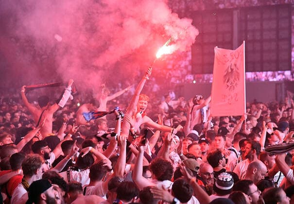 18 05 2022, xhbx, football UEFA Europa League Final 2022 public viewing, Eintracht Frankfurt Glasgow Rangers emspor, v l Eintracht Frankfurt fans cheer after the 1 1 DFL DFB REGULATIONS PROHIBIT ANY USE OF PHOTOGRAPHS as IMAGE SEQUENCES and or QUASI VIDEO Frankfurt am Main