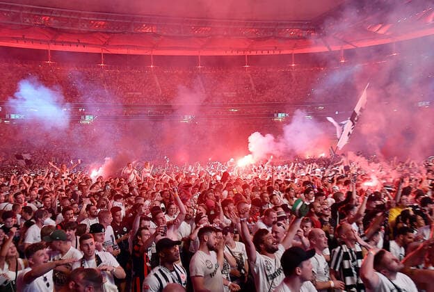 18 05 2022, xhbx, football UEFA Europa League Final 2022 public viewing, Eintracht Frankfurt Glasgow Rangers emspor, v l Eintracht Frankfurt fans cheer after the 1 1 DFL DFB REGULATIONS PROHIBIT ANY USE OF PHOTOGRAPHS as IMAGE SEQUENCES and or QUASI VIDEO Frankfurt am Main