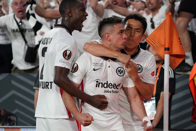 celebrate the goal, goal celebration for 1 1 Rafael Santos Borre Eintracht Frankfurt with Evan Ndicka Eintracht Frankfurt , Makoto Hasebe Eintracht Frankfurt Sevilla 18 05 2022 Eintracht Frankfurt vs Glasgow Rangers, UEFA Europa League Final, Ramon Sanchez Pizjuan Stadium Sevilla