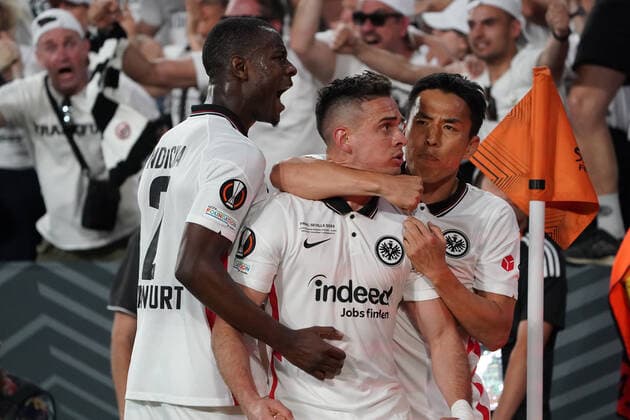 celebrate the goal, goal celebration for 1 1 Rafael Santos Borre Eintracht Frankfurt with Evan Ndicka Eintracht Frankfurt , Makoto Hasebe Eintracht Frankfurt Sevilla 18 05 2022 Eintracht Frankfurt vs Glasgow Rangers, UEFA Europa League Final, Ramon Sanchez Pizjuan Stadium Sevilla