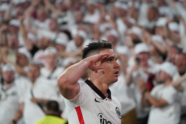 celebrate the goal, goal celebration for 1 1 Rafael Santos Borre Eintracht Frankfurt with salute to the fans Sevilla 18 05 2022 Eintracht Frankfurt vs Glasgow Rangers, UEFA Europa League Final, Ramon Sanchez Pizjuan Stadium Sevilla