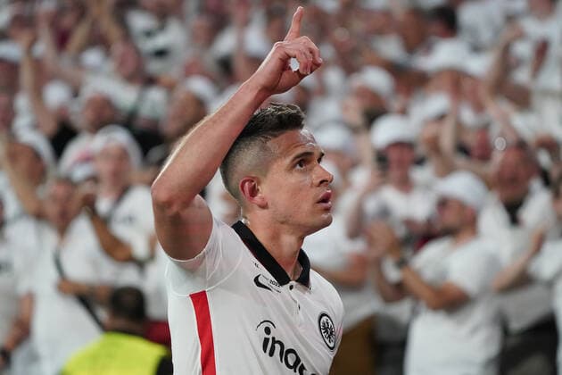 celebrate the goal, goal celebration for 1 1 Rafael Santos Borre Eintracht Frankfurt with salute to the fans Sevilla 18 05 2022 Eintracht Frankfurt vs Glasgow Rangers, UEFA Europa League Final, Ramon Sanchez Pizjuan Stadium Sevilla