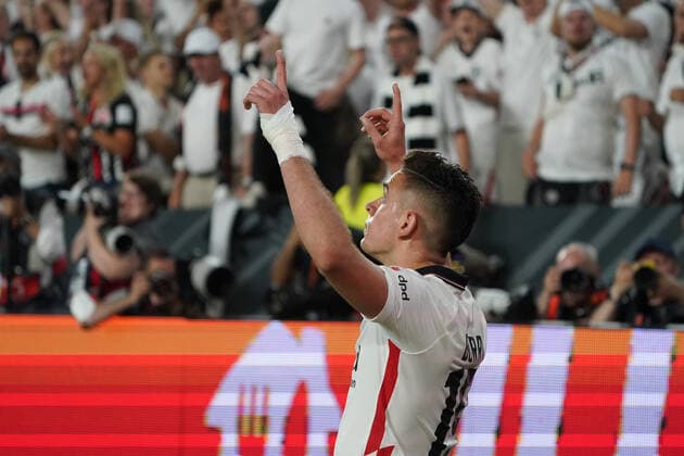 celebrate the goal, goal celebration for 1 1 Rafael Santos Borre Eintracht Frankfurt with salute to the fans Sevilla 18 05 2022 Eintracht Frankfurt vs Glasgow Rangers, UEFA Europa League Final, Ramon Sanchez Pizjuan Stadium Sevilla