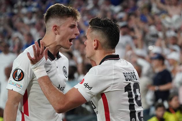 celebrate the goal, goal celebration for 1 1 Rafael Santos Borre Eintracht Frankfurt with Jesper Lindström Eintracht Frankfurt s Sevilla 18 05 2022 Eintracht Frankfurt vs Glasgow Rangers, UEFA Europa League Final, Ramon Sanchez Pizjuan Stadium Sevilla