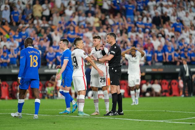 Rafael Borre Eintracht Frankfurt, 19 and Jesper Lindstroem Eintracht Frankfurt, 29 at referee Vincic, Eintracht Frankfurt vs Glasgow Rangers, football, Europa League, final, season 2021 2022, 18 05 2022, Eintracht Frankfurt vs Glasgow Rangers, football, Europa League, final, season 2021 2022, 18 05 2022 Sevilla Copyright: xEibner-Pressefotox EP_MBL