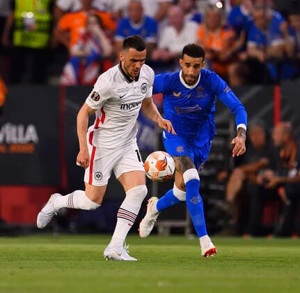 18 05 2022, Football Europa League 2021 2022, Final, Eintracht Frankfurt Glasgow Rangers, in Seville Spain li Filip Kostic Eintracht Frankfurt in duel against Connor Goldson Glasgow DFL and DFB regulations prohibit any use of photographs as image sequences and or quasi video
