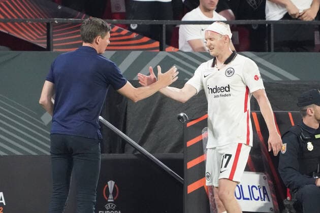 Substitution Sebastian Rode Eintracht Frankfurt high-fives with coach Oliver Glasner Eintracht Frankfurt Sevilla 18 05 2022 Eintracht Frankfurt vs Glasgow Rangers, UEFA Europa League Final, Ramon Sanchez Pizjuan Stadium Sevilla