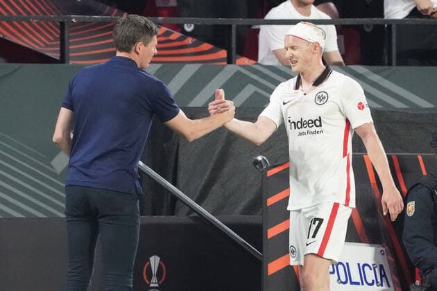 Substitution Sebastian Rode Eintracht Frankfurt high-fives with coach Oliver Glasner Eintracht Frankfurt Sevilla 18 05 2022 Eintracht Frankfurt vs Glasgow Rangers, UEFA Europa League Final, Ramon Sanchez Pizjuan Stadium Sevilla