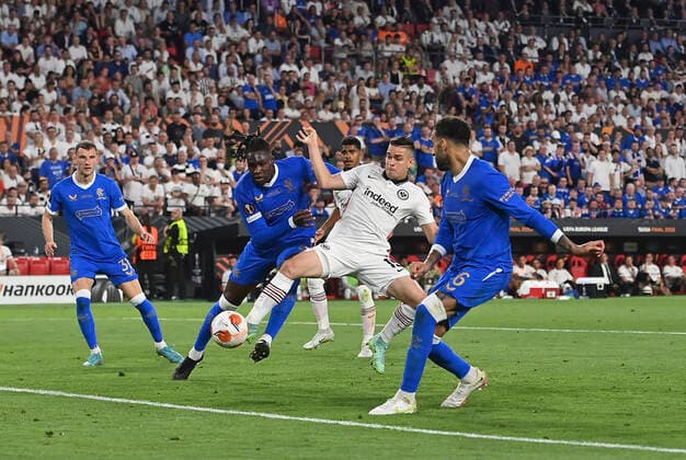 Rafael Santos BORRE F scores the goal to 1 1, against Connor GOLDSON r RFC , Action, Football Europa League Final 2022, Eintracht Frankfurt F Glasgow Rangers RFC , on 18 05 2022 in Seville Spain Â