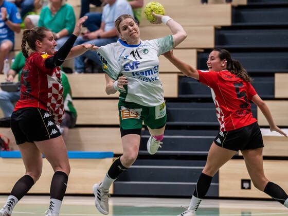 Sport Themen der Woche KW20 Sport Bilder des Tages Michaela Hrbkova (Frisch Auf Frauen, 11) im Zweikampf mit Amelie Gilanyi (1. FSV Mainz 05, 05) und Saskia Wagner (1. FSV Mainz 05, 33), 1. FSV Mainz 05 vs. Frisch Auf Goeppingen, Handball, Frauen, 2. Bundesliga, 18.05.2022 1. FSV Mainz 05 vs. Frisch Auf Goeppingen, Handball, Frauen, 2. Bundesliga, 18.05.2022 Mainz *** Michaela Hrbkova Frisch Auf women, 11 in duel with Amelie Gilanyi 1 FSV Mainz 05, 05 and Saskia Wagner 1 FSV Mainz 05, 33 , 1 FSV Mainz 05 vs Frisch Auf Goeppingen, handball, women, 2 Bundesliga, 18 05 2022 1 FSV Mainz 05 vs Frisch Auf Goeppingen, handball, women, 2 Bundesliga, 18 05 2022 Mainz Copyright: xEIBNER MichaelxSchmidtx EP_MST