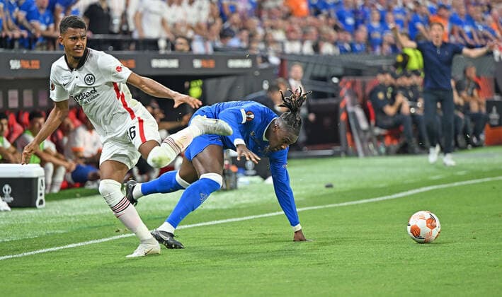 18 05 2022, xjhx, football UEFA Europa League Final 2022, Eintracht Frankfurt Glasgow Rangers emspor, v l Ansgar Knauff Eintracht Frankfurt Calvin Bassey Glasgow Rangers duel, action, action, battle for the ball DFL DFB REGULATIONS PROHIBIT ANY USE OF PHOTOGRAPHS AS IMAGE SEQUENCES AND OR QUASI VIDEO Sevilla