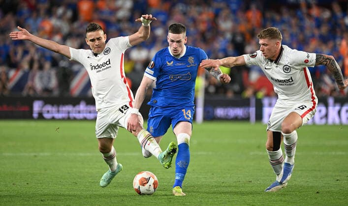 18 05 2022, xjhx, football UEFA Europa League Final 2022, Eintracht Frankfurt Glasgow Rangers emspor, v l Rafael Borre, Rafael Santos Borre Maury Eintracht Frankfurt Ryan Kent Glasgow Rangers Kristijan Jakic Eintracht Frankfurt Zweikampf, action, action, battle for the ball DFL DFB REGULATIONS PROHIBIT ANY USE OF PHOTOGRAPHS AS IMAGE SEQUENCES AND OR QUASI VIDEO Sevilla
