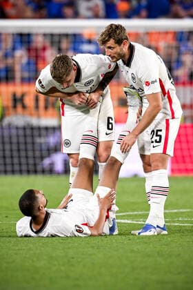 Sevilla, Estadio Ramon Sanchez Pizjuan, 18 05 22, ESP, Men, UEFA Europa League Final, Season 2021 2022, Eintracht Frankfurt Glasgow Rangers Image L R Kristijan Jakic Frankfurt and Christopher Lenz Frankfurt help Djibril Sow Frankfurt on the pitch Only for journalistic use Only for editorial use In accordance with UEFA regulations, it is prohibited, UEFA regulations prohibit any use of photographs as image sequences and or quasi video Andalucía Spain
