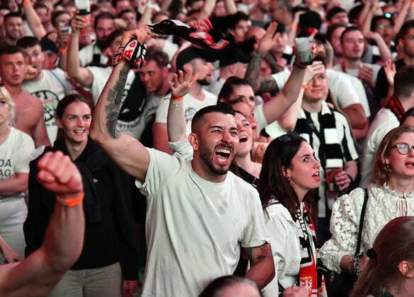 18 05 2022, xhbx, football UEFA Europa League Final 2022 Public Viewing, Eintracht Frankfurt Glasgow Rangers emspor, v l Eintracht Frankfurt fans after last save of Kevin Trapp DFL DFB REGULATES PROHIBIT ANY USE OF PHOTOGRAPHS as IMAGE SEQUENCES and or QUASI VIDEO Frankfurt am Main