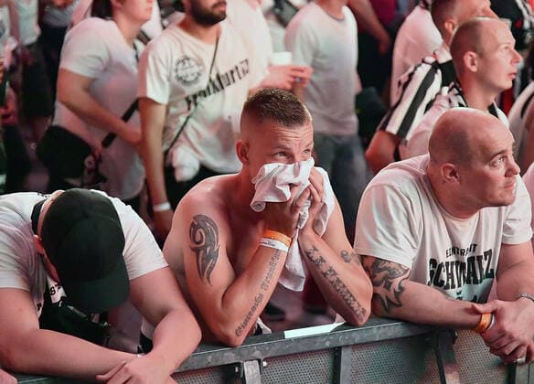 18 05 2022, xhbx, football UEFA Europa League Final 2022 public viewing, Eintracht Frankfurt Glasgow Rangers emspor, v l Eintracht Frankfurt fans disappointed, disappointed looking, dissapointed DFL DFB REGULATES PROHIBIT ANY USE OF PHOTOGRAPHS as IMAGE SEQUENCES and or QUASI VIDEO Frankfurt am Main
