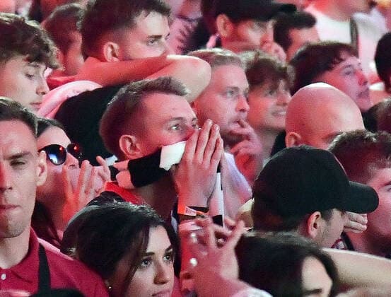 18 05 2022, xhbx, football UEFA Europa League Final 2022 public viewing, Eintracht Frankfurt Glasgow Rangers emspor, v l Eintracht Frankfurt fans during penalty shootout DFL DFB REGULATIONS PROHIBIT ANY USE OF PHOTOGRAPHS as IMAGE SEQUENCES and or QUASI VIDEO Frankfurt am Main