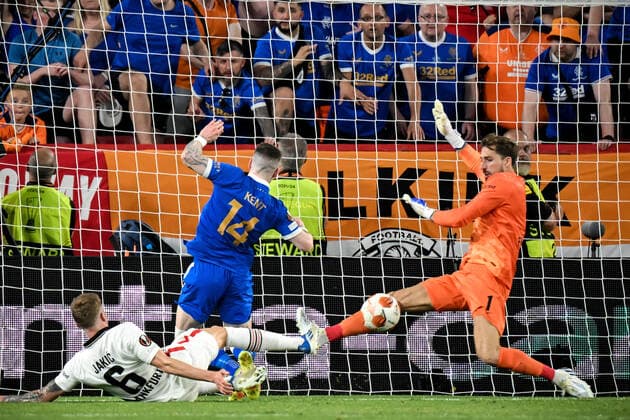 Sevilla, Estadio Ramon Sanchez Pizjuan, 18 05 22, ESP, Men, UEFA Europa League Final, Season 2021 2022, Eintracht Frankfurt Glasgow Rangers Image Goalkeeper Kevin Trapp Frankfurt right stops against Ryan Kent Glasgow Rangers center For journalistic use only For editorial use only In accordance with UEFA regulations, it is prohibited, UEFA regulations prohibit any use of photographs as image sequences and or quasi video Andalusia Spain