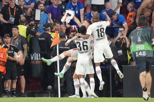 Victory celebrations for Rafael Santos Borre Eintracht Frankfurt Sevilla 18 05 2022 Eintracht Frankfurt vs Glasgow Rangers, UEFA Europa League Final, Ramon Sanchez Pizjuan Stadium Sevilla