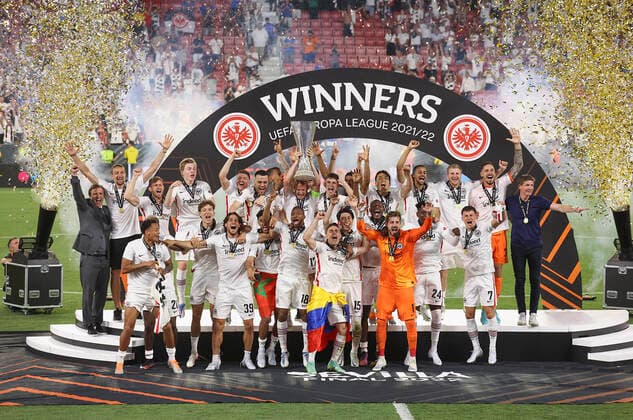 18 05 2022, football UEFA Europa League final in Seville, Eintracht Frankfurt Glasgow Rangers FC, emonline, emspor, v l , Sebastian Rode Eintracht Frankfurt lifts the trophy in the air DFL DFB REGULATES PROHIBIT ANY USE OF PHOTOGRAPHS AS IMAGE SEQUENCES AND OR QUASI VIDEO xdcx Copyright: HMBxMedia