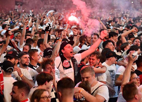 18 05 2022, xhbx, football UEFA Europa League Final 2022 Public Viewing, Eintracht Frankfurt Glasgow Rangers emspor, v l Eintracht Frankfurt fans cheer jubilant after the end of the game DFL DFB REGULATES PROHIBIT ANY USE OF PHOTOGRAPHS as IMAGE SEQUENCES and or QUASI VIDEO Frankfurt am Main