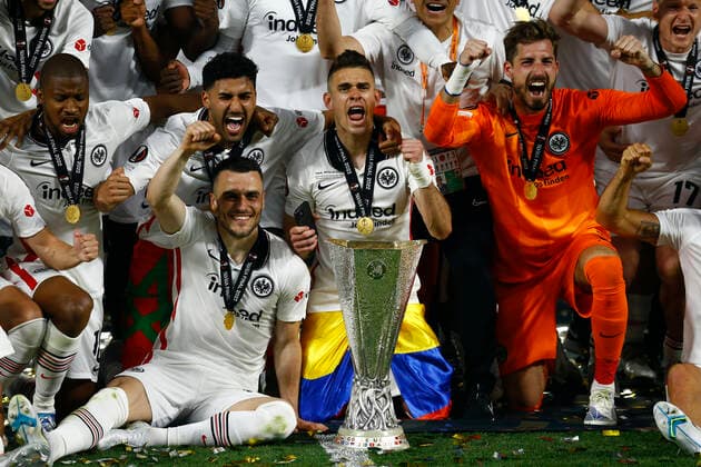 ESP: Eintracht Frakfurt - Rangers FC. UEFA Europa League. Final. Eintracht Frankfurt players celebrating the victory during the UEFA Europa League, final match between Eintracht Frakfurt and Rangers FC played at Sanchez Pizjuan Stadium on May 18, 2022 in Sevilla, Spain. Copyright: xPRESSINPHOTOx AP_220518_052