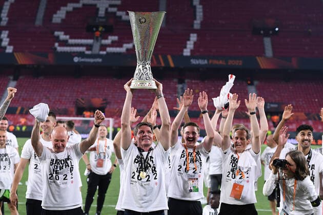 Soccer Europa League final Eintracht Frankfurt Glasgow Rangers on 18 05 2022 at the Estadio Ramon Sanchez Pizjuan in Seville Oliver Glasner coach head coach Frankfurt with the UEFA Cup xHDx