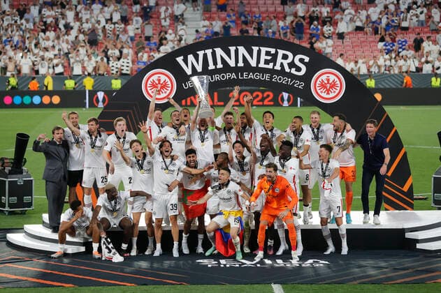 Eintracht Frankfurt v Rangers UEFA Europa League Sebastian Rode of Eintracht Frankfurt lifts the trophy at the end of the UEFA Europa League Final between Eintracht Frankfurt and Rangers at Ramon Sanchez Pizjuan Stadium, Seville Content Not Available For UK Newspapers Copyright: xPaulxChestertonx FIL-16924-0130 UK Newspapers OUT