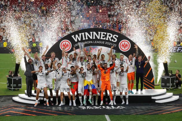 Eintracht Frankfurt v Rangers UEFA Europa League Sebastian Rode of Eintracht Frankfurt lifts the trophy at the end of the UEFA Europa League Final between Eintracht Frankfurt and Rangers at Ramon Sanchez Pizjuan Stadium, Seville Content Not Available For UK Newspapers Copyright: xPaulxChestertonx FIL-16924-0134 UK Newspapers OUT