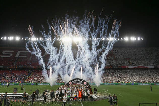Eintracht Frankfurt v Rangers UEFA Europa League Sebastian Rode of Eintracht Frankfurt lifts the trophy at the end of the UEFA Europa League Final between Eintracht Frankfurt and Rangers at Ramon Sanchez Pizjuan Stadium, Seville Content Not Available For UK Newspapers Copyright: xPaulxChestertonx FIL-16924-0139 UK Newspapers OUT