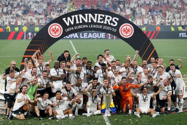 Eintracht Frankfurt v Rangers UEFA Europa League Sebastian Rode of Eintracht Frankfurt lifts the trophy at the end of the UEFA Europa League Final between Eintracht Frankfurt and Rangers at Ramon Sanchez Pizjuan Stadium, Seville Content Not Available For UK Newspapers Copyright: xPaulxChestertonx FIL-16924-0143 UK Newspapers OUT