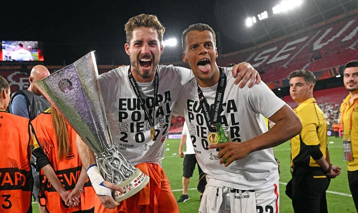 18 05 2022, xjhx, football UEFA Europa League Final 2022, Eintracht Frankfurt Glasgow Rangers emspor, v l jubilation joy of winning the Europa League at Eintracht Frankfurt Kevin Trapp Eintracht Frankfurt Timothy Chandler Eintracht Frankfurt DFL DFB REGULATIONS PROHIBIT ANY USE OF PHOTOGRAPHS AS IMAGE SEQUENCES AND OR QUASI VIDEO Sevilla