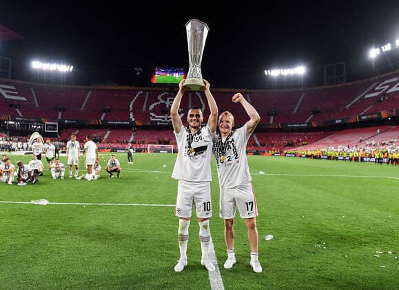 18 05 2022, xpsx, football UEFA Europa League Final 2022, Eintracht Frankfurt Glasgow Rangers v l jubel mit Pokal Filip Kostic Eintracht Frankfurt , Sebastian Rode Eintracht Frankfurt DFL DFB REGULATIONS PROHIBIT ANY USE OF PHOTOGRAPHS as IMAGE SEQUENCES and or QUASI VIDEO emspor Sevilla