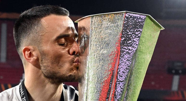 18 05 2022, xjhx, football UEFA Europa League Final 2022, Eintracht Frankfurt Glasgow Rangers emspor, v l jubilation joy of winning the Europa League at Eintracht Frankfurt Filip Kostic Eintracht Frankfurt with the Europa League trophy DFL DFB REGULATIONS PROHIBIT ANY USE OF PHOTOGRAPHS as IMAGE SEQUENCES and or QUASI VIDEO Sevilla