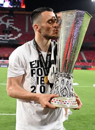18 05 2022, xjhx, football UEFA Europa League Final 2022, Eintracht Frankfurt Glasgow Rangers emspor, v l jubilation joy of winning the Europa League at Eintracht Frankfurt Filip Kostic Eintracht Frankfurt with the Europa League trophy DFL DFB REGULATIONS PROHIBIT ANY USE OF PHOTOGRAPHS as IMAGE SEQUENCES and or QUASI VIDEO Sevilla
