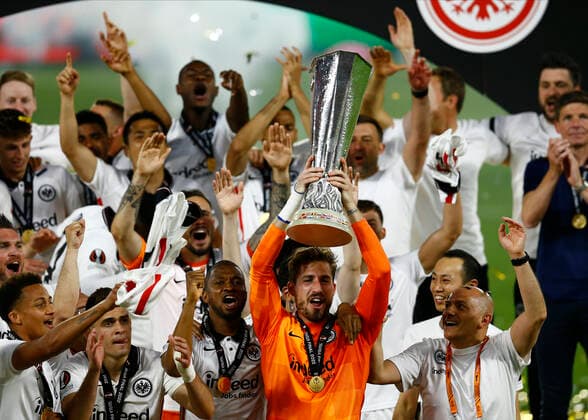 ESP: Eintracht Frakfurt - Rangers FC. UEFA Europa League. Final. Kevin Trapp of Eintracht Frankfurt with the trophy and his teammates during the UEFA Europa League, final match between Eintracht Frakfurt and Rangers FC played at Sanchez Pizjuan Stadium on May 18, 2022 in Sevilla, Spain. Copyright: xPRESSINPHOTOx AP_220518_534