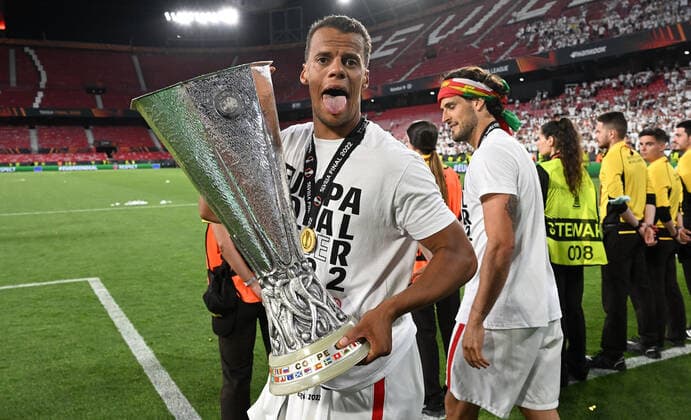 18 05 2022, xjhx, football UEFA Europa League Final 2022, Eintracht Frankfurt Glasgow Rangers emspor, v l jubilation joy of winning the Europa League at Eintracht Frankfurt Timothy Chandler Eintracht Frankfurt with the Europa League trophy DFL DFB REGULATIONS PROHIBIT ANY USE OF PHOTOGRAPHS as IMAGE SEQUENCES and or QUASI VIDEO Sevilla