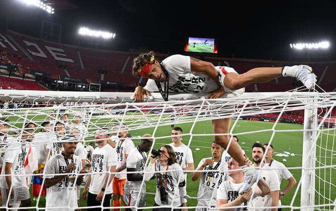 18 05 2022, xjhx, football UEFA Europa League Final 2022, Eintracht Frankfurt Glasgow Rangers emspor, v l jubilation joy of winning the Europa League at Eintracht Frankfurt Goncalo Paciencia Eintracht Frankfurt DFL DFB REGULATIONS PROHIBIT ANY USE OF PHOTOGRAPHS AS IMAGE SEQUENCES AND OR QUASI VIDEO Sevilla