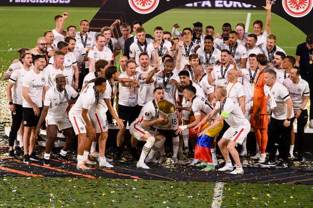 18 05 2022, Football Europa League 2021 2022, Final, Eintracht Frankfurt Glasgow Rangers, in Seville Spain Frankfurt wins the Europa Cup 2022 Award ceremony after the match DFL and DFB regulations prohibit any use of photographs as image sequences and or quasi video