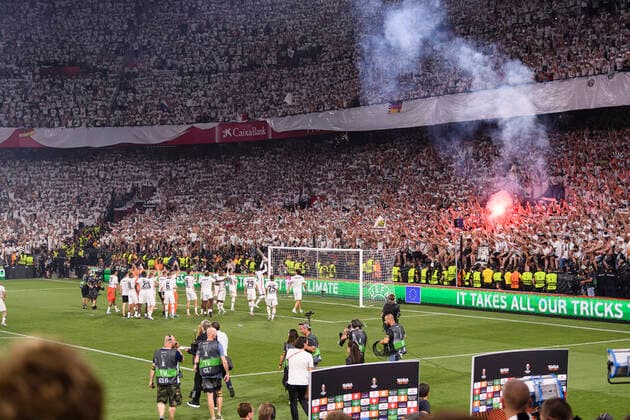 18 05 2022, Football Europa League 2021 2022, Final, Eintracht Frankfurt Glasgow Rangers, in Seville Spain Frankfurt wins Europa Cup 2022 The team joins the fans in the corner DFL and DFB regulations prohibit any use of photographs as image sequences and or quasi video