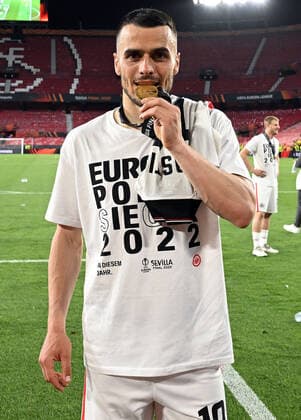 18 05 2022, xjhx, football UEFA Europa League Final 2022, Eintracht Frankfurt Glasgow Rangers emspor, v l jubilation joy of winning the Europa League at Eintracht Frankfurt Filip Kostic Eintracht Frankfurt DFL DFB REGULATES PROHIBIT ANY USE OF PHOTOGRAPHS as IMAGE SEQUENCES and or QUASI VIDEO Sevilla