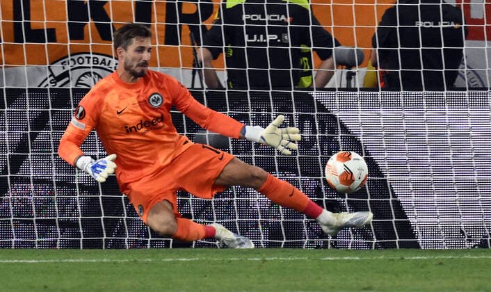18 05 2022, xjhx, football UEFA Europa League Final 2022, Eintracht Frankfurt Glasgow Rangers emspor, v l KEVIN TRAPP EINTRACHT FRANKFURT parade keeps the penalty against Aaron Ramsey Glasgow Rangers DFL DFB REGULATIONS PROHIBIT ANY USE OF PHOTOGRAPHS as IMAGE SEQUENCES and or QUASI VIDEO Sevilla