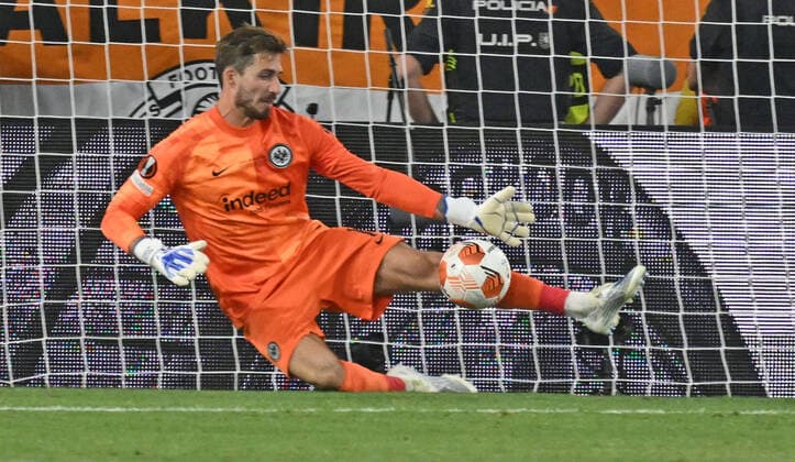 18 05 2022, xjhx, football UEFA Europa League Final 2022, Eintracht Frankfurt Glasgow Rangers emspor, v l KEVIN TRAPP EINTRACHT FRANKFURT parade keeps the penalty against Aaron Ramsey Glasgow Rangers DFL DFB REGULATIONS PROHIBIT ANY USE OF PHOTOGRAPHS as IMAGE SEQUENCES and or QUASI VIDEO Sevilla