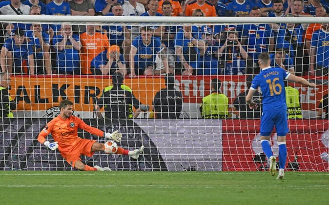 18 05 2022, xjhx, football UEFA Europa League Final 2022, Eintracht Frankfurt Glasgow Rangers emspor, v l KEVIN TRAPP EINTRACHT FRANKFURT parade keeps the penalty against Aaron Ramsey Glasgow Rangers DFL DFB REGULATIONS PROHIBIT ANY USE OF PHOTOGRAPHS as IMAGE SEQUENCES and or QUASI VIDEO Sevilla