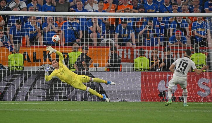 18 05 2022, xjhx, football UEFA Europa League final 2022, Eintracht Frankfurt Glasgow Rangers emspor, v l Rafael Borre, Rafael Santos Borre Maury Eintracht Frankfurt converts the decisive penalty Allan McGregor Glasgow Rangers DFL DFB REGULATIONS PROHIBIT ANY USE OF PHOTOGRAPHS as IMAGE SEQUENCES and or QUASI VIDEO Sevilla