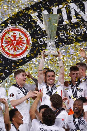 Eintracht Frankfurt v Rangers UEFA Europa League The Eintracht Frankfurt players with the trophy at the end of the UEFA Europa League Final between Eintracht Frankfurt and Rangers at Ramon Sanchez Pizjuan Stadium, Seville Content Not Available For UK Newspapers Copyright: xPaulxChestertonx FIL-16924-0225 UK Newspapers OUT