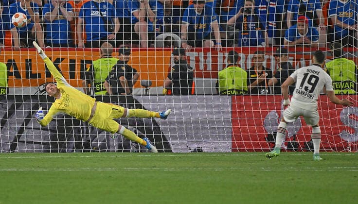 18 05 2022, xjhx, football UEFA Europa League final 2022, Eintracht Frankfurt Glasgow Rangers emspor, v l Rafael Borre, Rafael Santos Borre Maury Eintracht Frankfurt converts the decisive penalty Allan McGregor Glasgow Rangers DFL DFB REGULATIONS PROHIBIT ANY USE OF PHOTOGRAPHS as IMAGE SEQUENCES and or QUASI VIDEO Sevilla